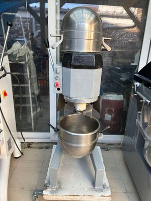 une photo d'un coin cuisine avec un mixeur et d'autres appareils électroménagers