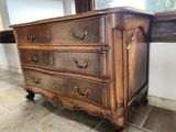 une commode en bois avec de nombreux tiroirs