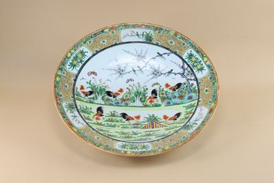 une photo d'une assiette décorative ornée d'oiseaux et de fleurs