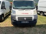 deux camionnettes garées l'une à côté de l'autre sur l'herbe