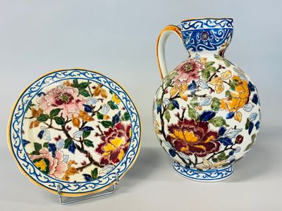 deux vases et une assiette décorés de fleurs, posés les uns à côté des autres