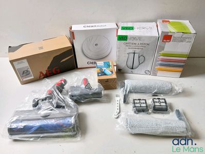 un grand nombre d'objets posés sur une table