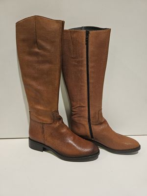 Les bottes sont alignées et prêtes à être portées.
