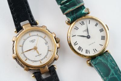 deux montres assises l'une à côté de l'autre sur une surface blanche