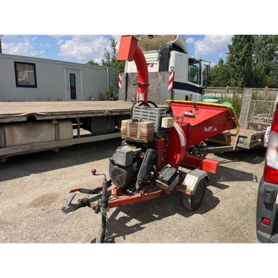 une image représentant un tracteur auquel est attelée une machine à l'arrière