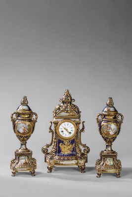 trois horloges anciennes posées sur une table