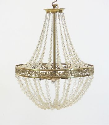 une image d'un lustre orné de perles suspendu au plafond