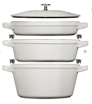 trois casseroles et poêles blanches empilées les unes sur les autres