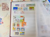 un livre avec des timbres, posé sur une table