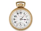 gros plan d'une montre de poche en or sur fond blanc