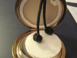une petite montre de poche en or entourée d'une corde