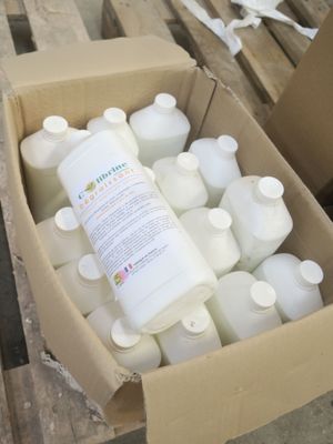 une caisse remplie de bouteilles de lait posée sur une palette