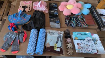 un grand nombre d'objets posés sur une table