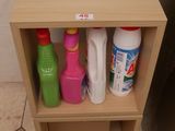 une étagère en bois sur laquelle sont posées des bouteilles et des produits d'entretien