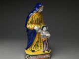 figurine d'une femme tenant un enfant dans ses bras