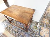 une table en bois aux motifs bleus et blancs posée par terre