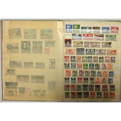 la photo d'un livre portant de nombreux timbres