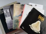 plusieurs livres sont empilés sur une table