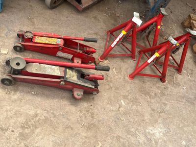a lot of tools sitting on the ground next to each other