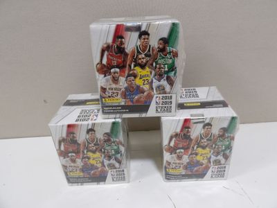 trois cartes de basket-ball sont empilées les unes sur les autres sur une table