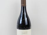 une bouteille de vin posée sur une table