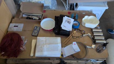 une table sur laquelle il y a beaucoup de choses