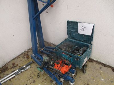 une caisse à outils posée par terre à côté d'une grue
