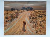 tableau représentant une femme marchant sur un chemin de terre dans le désert