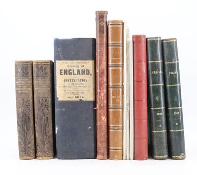 plusieurs vieux livres sont alignés sur une surface blanche
