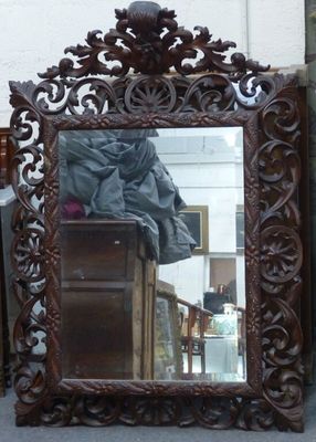 un miroir posé par terre devant un mur