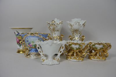 Six vases de mariés et un vase cornet en porcelaine à rehaut…