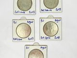 quatre types de pièces différents sont présentés sur une surface blanche