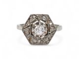 une bague ancienne sertie d'un diamant, en or blanc