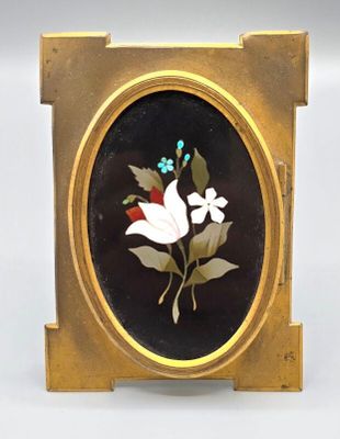 un cadre doré orné d'une image représentant une fleur