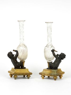 paire de vases anciens ornés de figures, posés sur des socles, sur un fond blanc