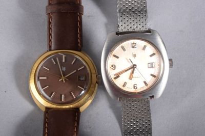 deux montres assises l'une à côté de l'autre sur une table