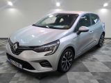 une voiture argentée garée dans un garage au sol en damier