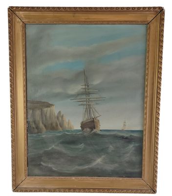 une peinture représentant un bateau sur un plan d'eau, avec des falaises en arrière-plan