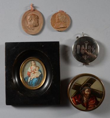 une photo représentant une image de Jésus et d'autres objets religieux posés sur une table