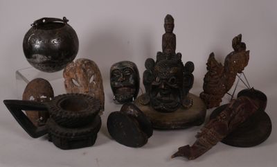 un grand nombre d'objets posés sur une table