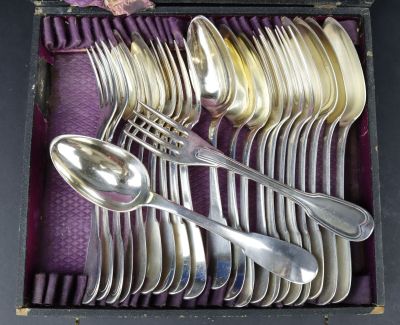 un lot de cuillères en argent et de cuillères dans une boîte