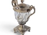 une tasse en argent contenant une cuillère