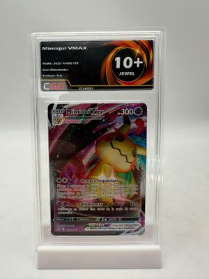 un gros plan d'une carte Pokémon dans une boîte transparente
