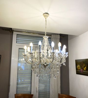 un lustre suspendu au plafond d'une salle à manger