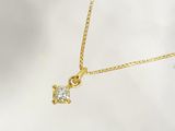 un gros plan d'un collier en or orné d'un diamant