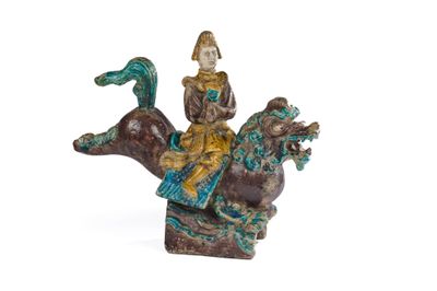 figurine représentant un homme à cheval, avec un oiseau sur le dos