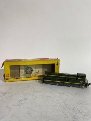 un petit train qui se trouve à côté d'une boîte