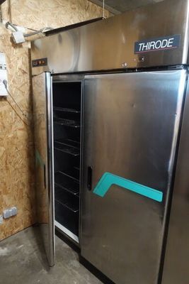 un grand four en acier inoxydable avec une flèche bleue sur la porte