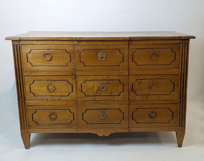 une image représentant une commode en bois comportant de nombreux tiroirs