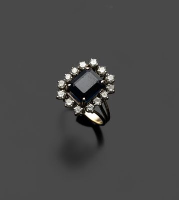 une bague à grappes de saphirs et de diamants